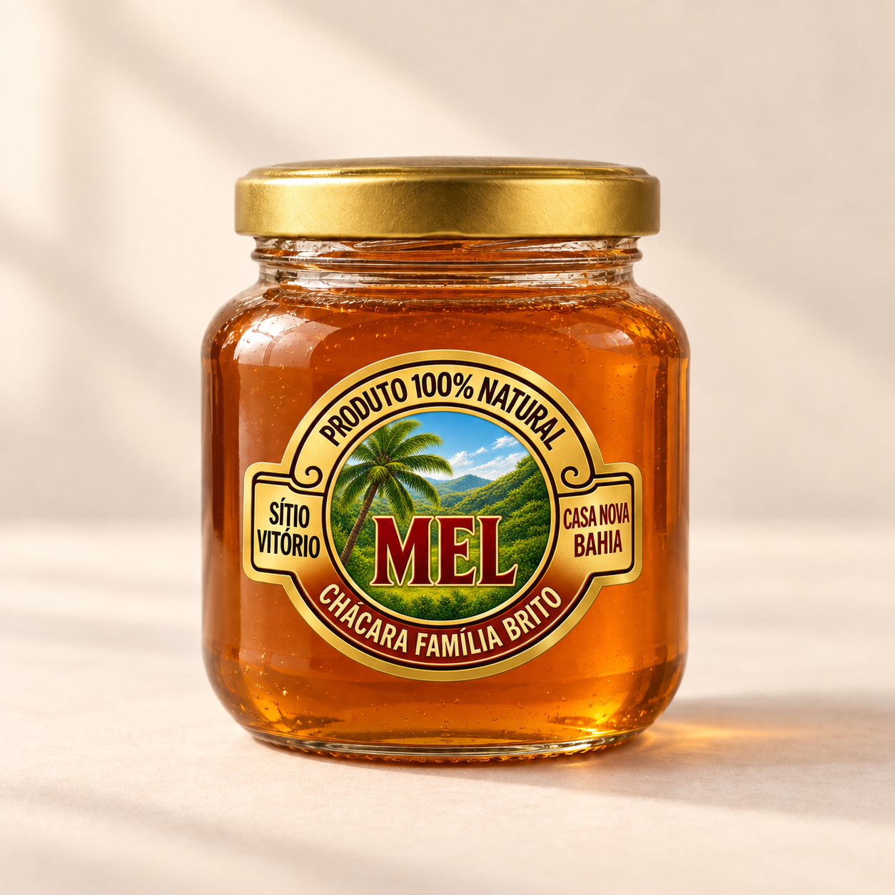 Apresentação conceitual de pote de mel com o logo dourado da Família Brito